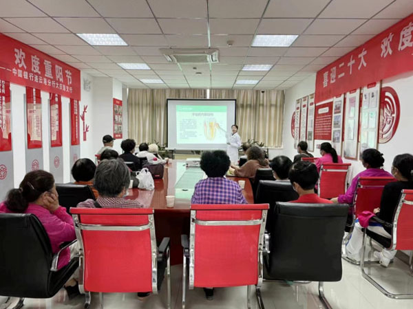 成宏口腔醫(yī)院公益行丨走進銀行、社區(qū)，科普講座＋義診，我們一直在行動！